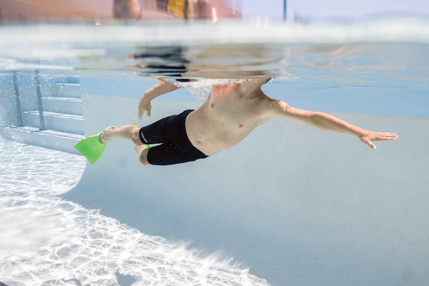 Green FINIS Booster Fins Junior 8-11 – Poolside Grip Highlighting Easy Handling for Children