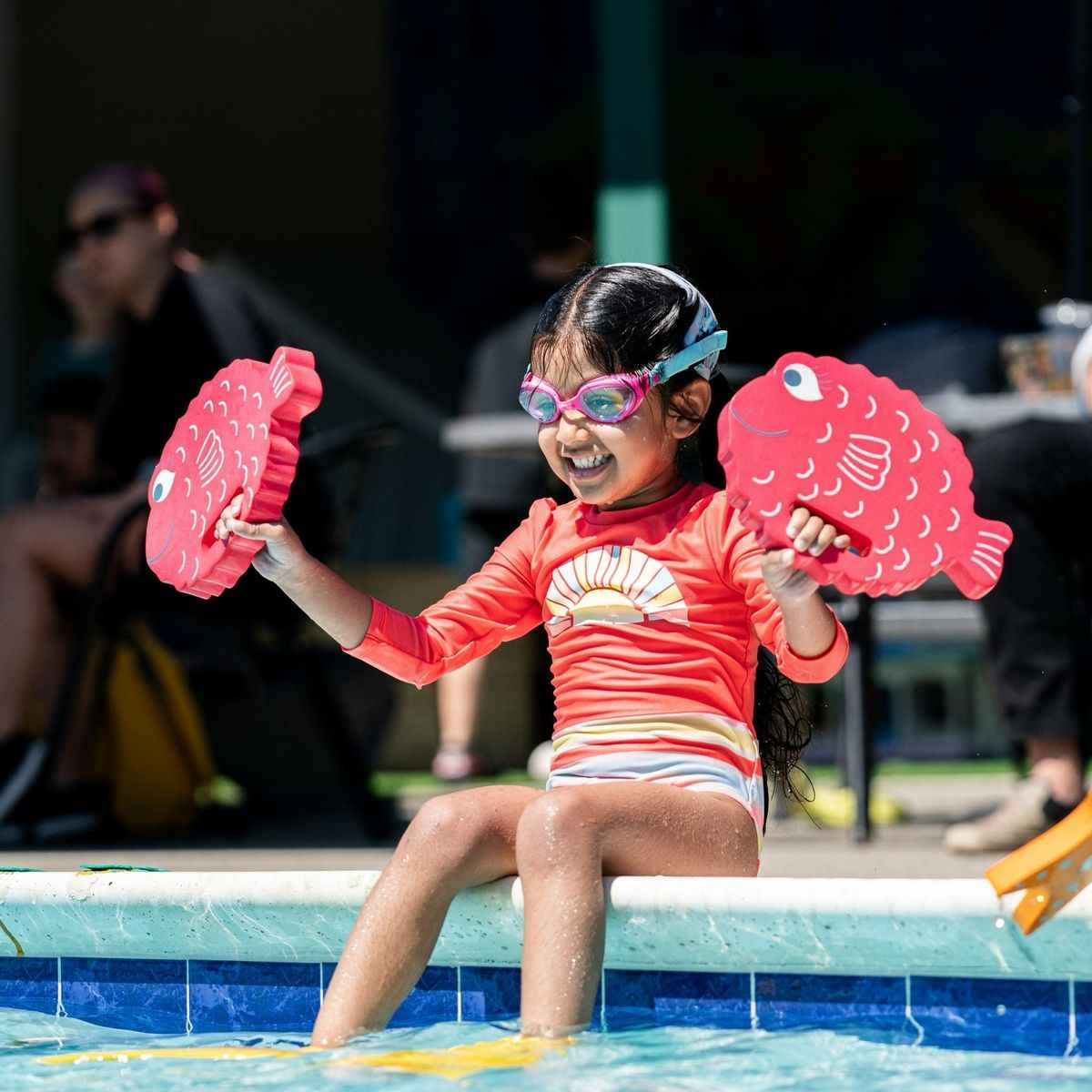 FINIS Floatie Friends™ Foam Hand Float, Pufferfish