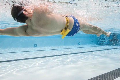 Swimmer using FINIS Tech Toc device underwater to practise freestyle technique